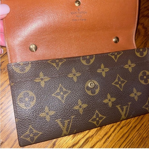 Monogram Emilie wallet clutch
💯 authentic Date code pictured
Zipper works great